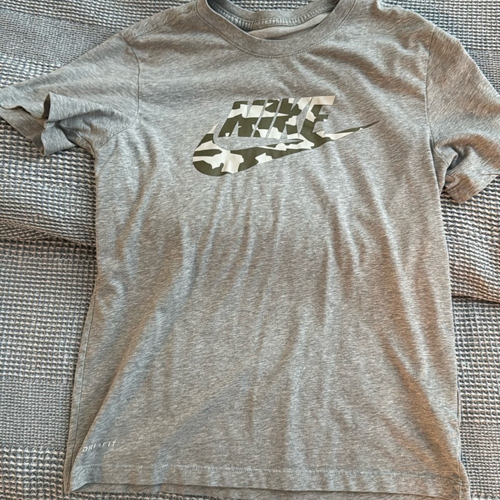 MENS SMALL NIKE TEE